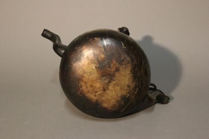 Puisette en bronze patiné.
Comporte deux...