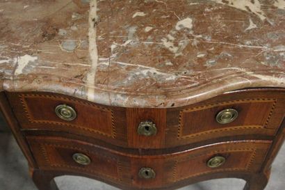 Commode sauteuse galbée toutes faces en placage...