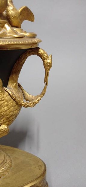 Pendule dite à l'Amour en bronze à deux patines...