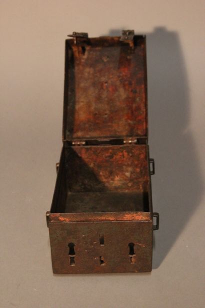 Coffret dit de messager en métal patiné à...
