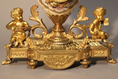 Garniture de cheminée en bronze doré, ciselé...