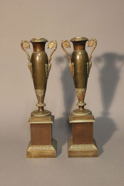 Paire de vases fuseaux en bronze patiné.
Ils...