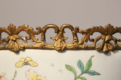 CHINE
Importante coupe montée en porcelaine...