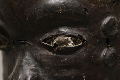EKOI, Nigeria.
Masque en bois recouvert de...