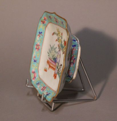 CHINE.
Petite coupe de forme polylobée en...