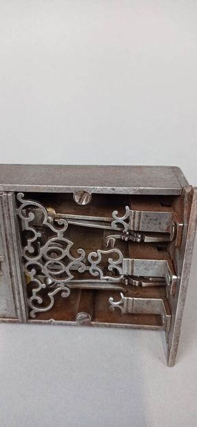 Serrure et sa clé en fer forgé à trois pennes.
La...
