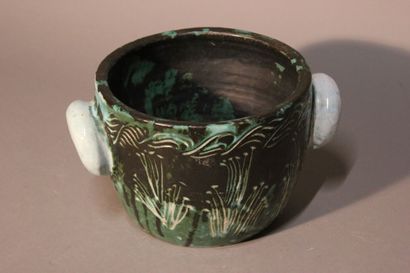 Cover-pot with two handles in glazed ceramic.
Incised...