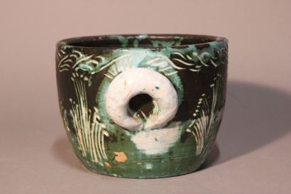 Cover-pot with two handles in glazed ceramic.
Incised...