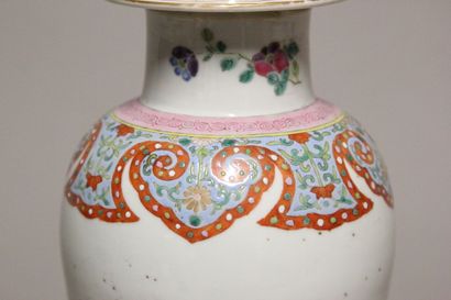 CHINE.
Pot couvert en porcelaine polychrome.
Décor...
