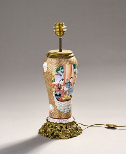 CHINE.
Vase monté en lampe en porcelaine...