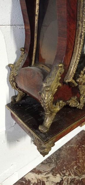 Cartel d'alcôve et sa console de forme violonée...