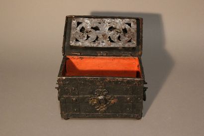 Coffret en fer forgé patiné lardé de bandes...