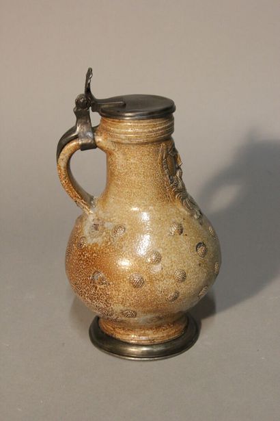 FRECHEN.
Pichet en grès émaillé. 
Décor d'une...