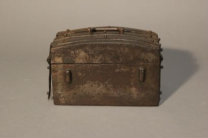 Coffret dit de messager en métal patiné à...