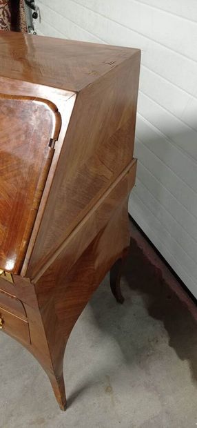 Sloping desk with two sides in amaranth veneer...