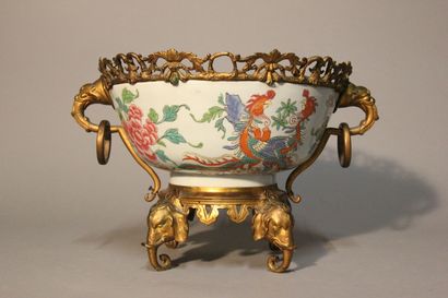 CHINE
Importante coupe montée en porcelaine...