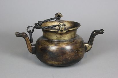 Puisette en bronze patiné.
Comporte deux...