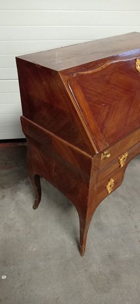 Sloping desk with two sides in amaranth veneer...