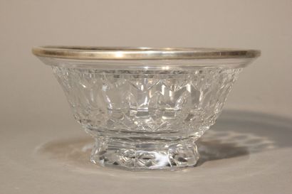 Coupe en cristal taillé.
Décor de motifs...