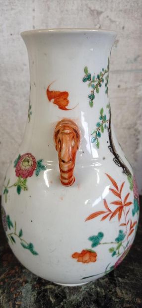 CHINE.
Vase en porcelaine polychrome.
Décor...