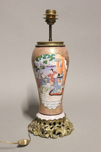 CHINE.
Vase monté en lampe en porcelaine...