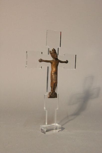 Christ en croix en métal patiné.
Style Médiéval.
14...