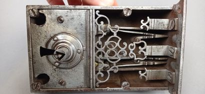 Serrure et sa clé en fer forgé à trois pennes.
La...