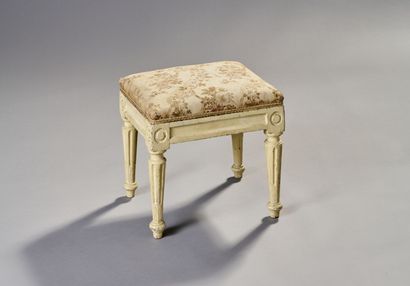 Stool of foot in wood rechampi.
Pose on four...