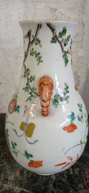 CHINE.
Vase en porcelaine polychrome.
Décor...