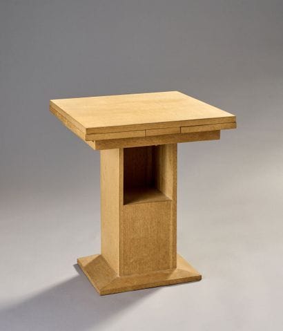 Modernist oak side table.
Presents a tray...