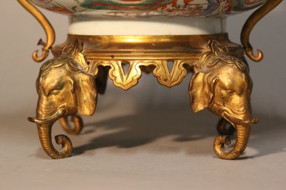 CHINE
Importante coupe montée en porcelaine...