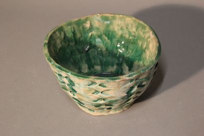 Curious bowl or cup in glazed ceramic.
Incised...