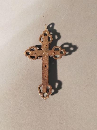 Croix en pendentif en bronze patiné.
Décor...