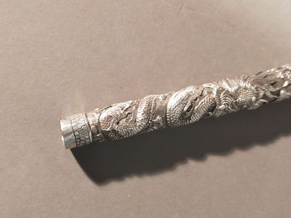 CHINE.
Manche d'ombrelle en argent.
Décor...