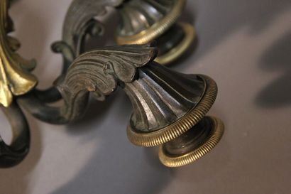 Paire d'appliques en bronze à trois bras...