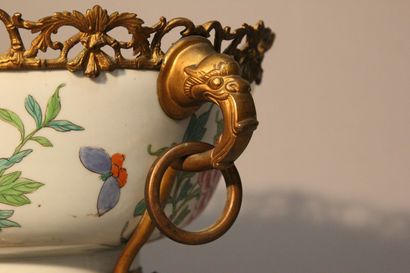 CHINE
Importante coupe montée en porcelaine...