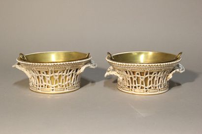 Paire de coupes en porcelaine blanche et...