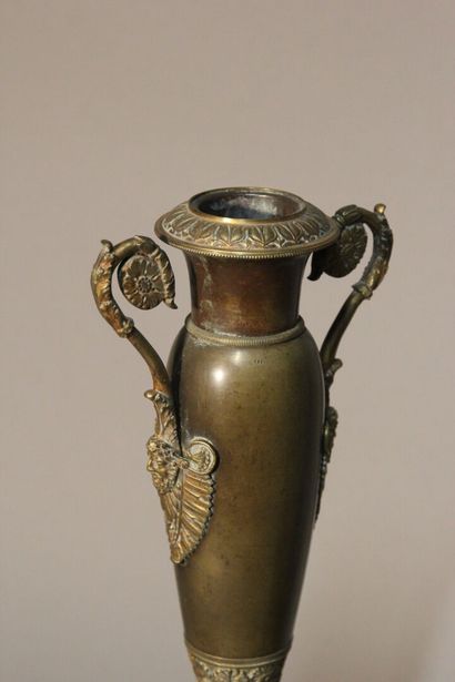 Paire de vases fuseaux en bronze patiné.
Ils...