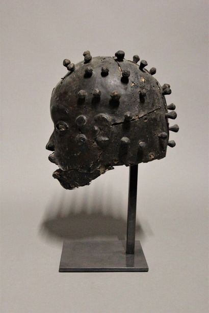 EKOI, Nigeria.
Masque en bois recouvert de...