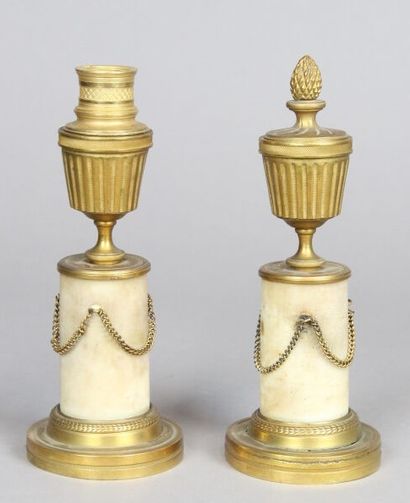 Paire de cassolettes en bronze doré et ciselé...