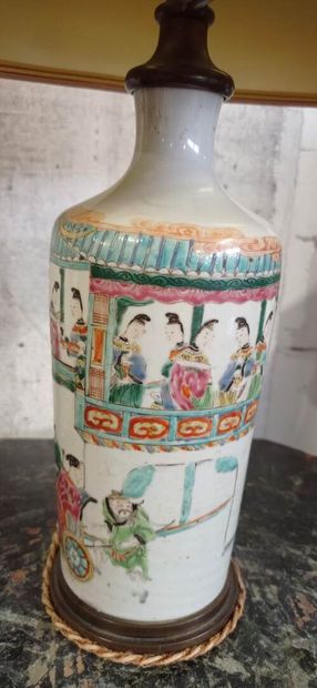 CHINE.
Vase bouteille en porcelaine polychrome.
Décor...