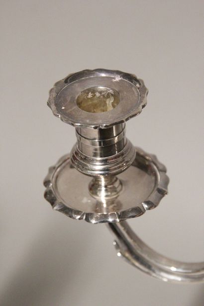 Paire de chandeliers en bronze argenté à...