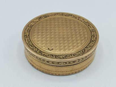 Circular yellow gold box of the XIXth century.
Decorated...