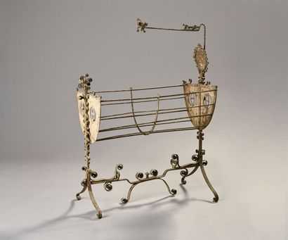 Child's cradle in patinated wrought iron.
Decoration...