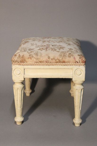 Stool of foot in wood rechampi.
Pose on four...