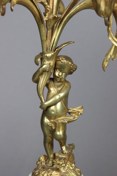 Paire de candélabres à cinq bras de lumières.
Bronze...