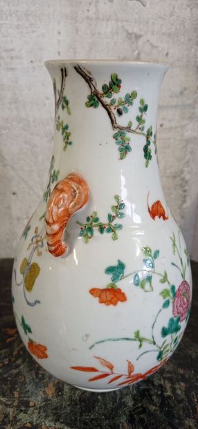 CHINE.
Vase en porcelaine polychrome.
Décor...