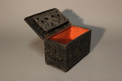 Coffret en fer forgé patiné lardé de bandes...