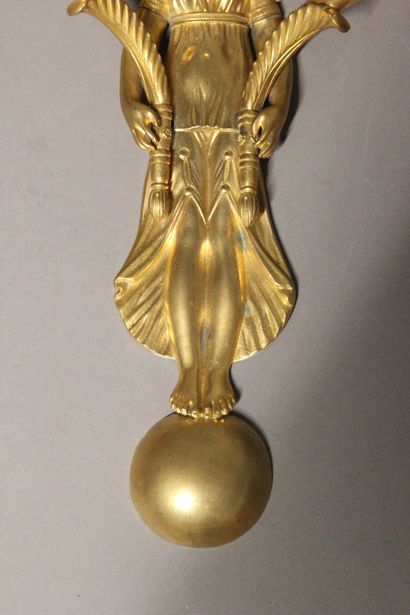 Paire d'appliques en bronze doré et ciselé...