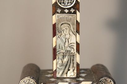 Importante croix en bois naturel à décor...